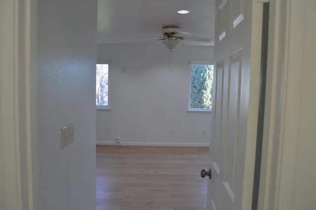 a view of empty room with a ceiling fan