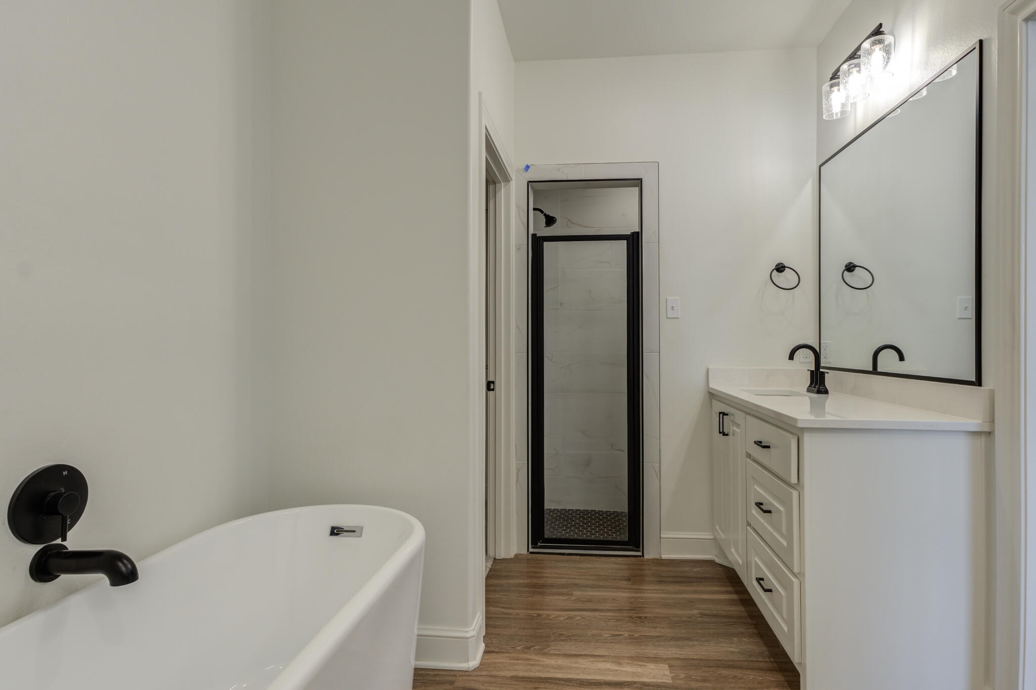 5720 119th Street Lubbock, TX 79424 - Photo 38 of 43 a bathroom with a tub sink and mirror
