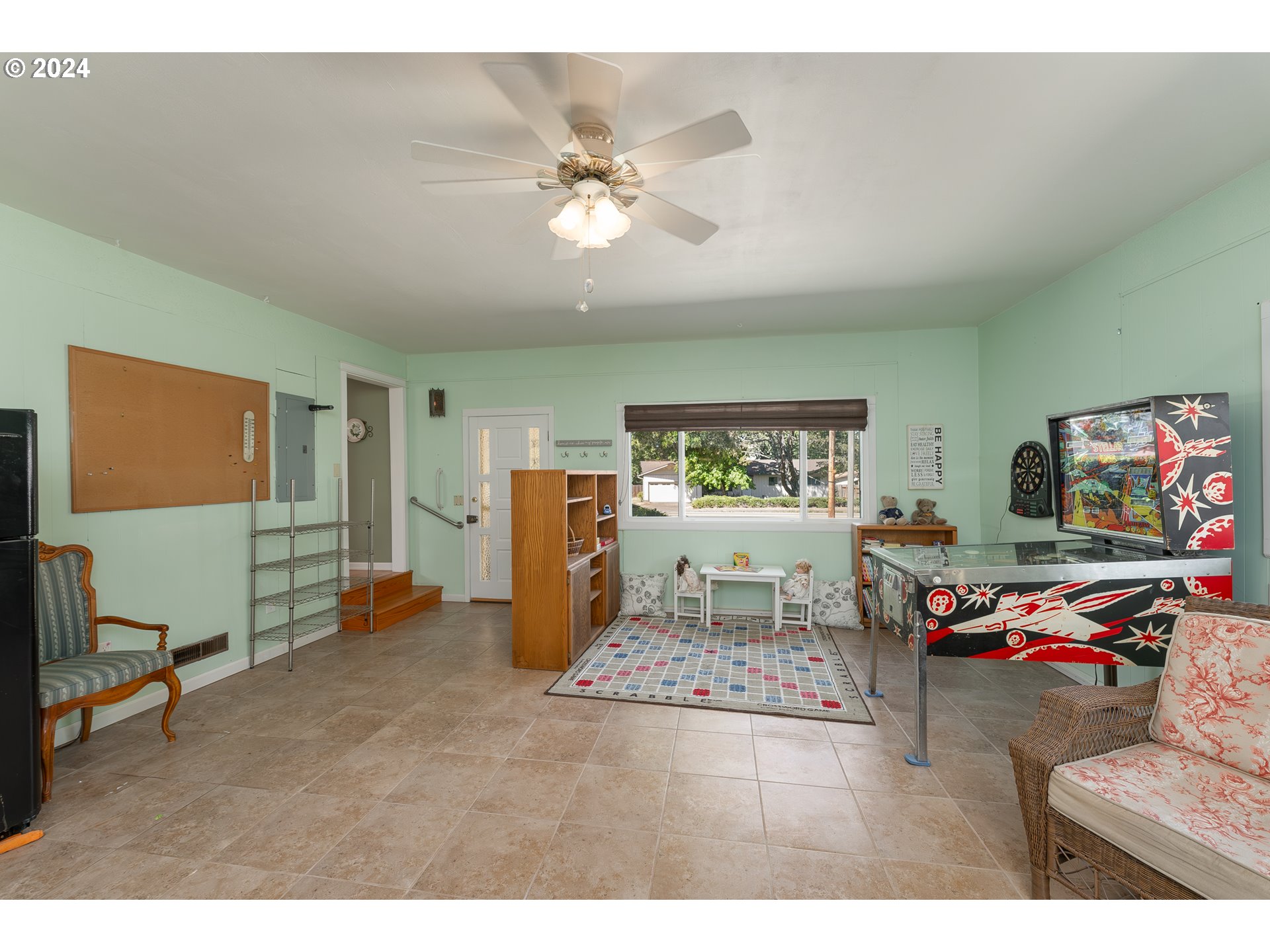 437 Page Road Winchester, OR 97495 - Photo 10 of 43 Family Room