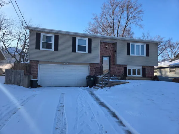 $335,000 | 210 Hazelwood Drive, Lindenhurst, IL 60046