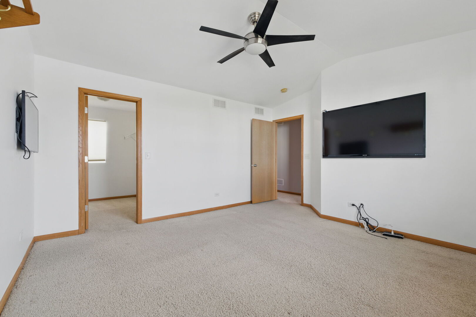 15340 Kenmare Circle Manhattan, IL 60442 - Photo 12 of 19 a view of a livingroom with a flat screen tv