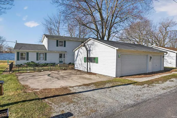 $301,900 | 7480 East 625 South, Wolcottville, IN 46795