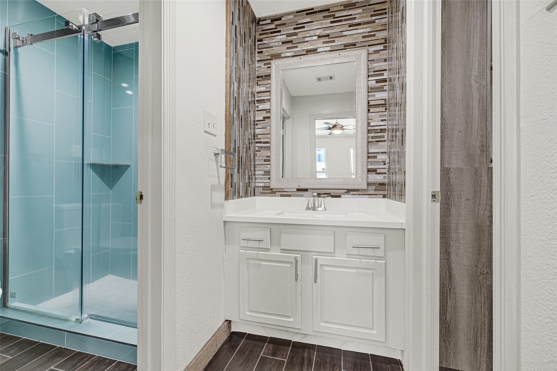 8715 Bauman Road, Unit 6 Houston, TX 77022 - Photo 13 of 27 Primary Bath.