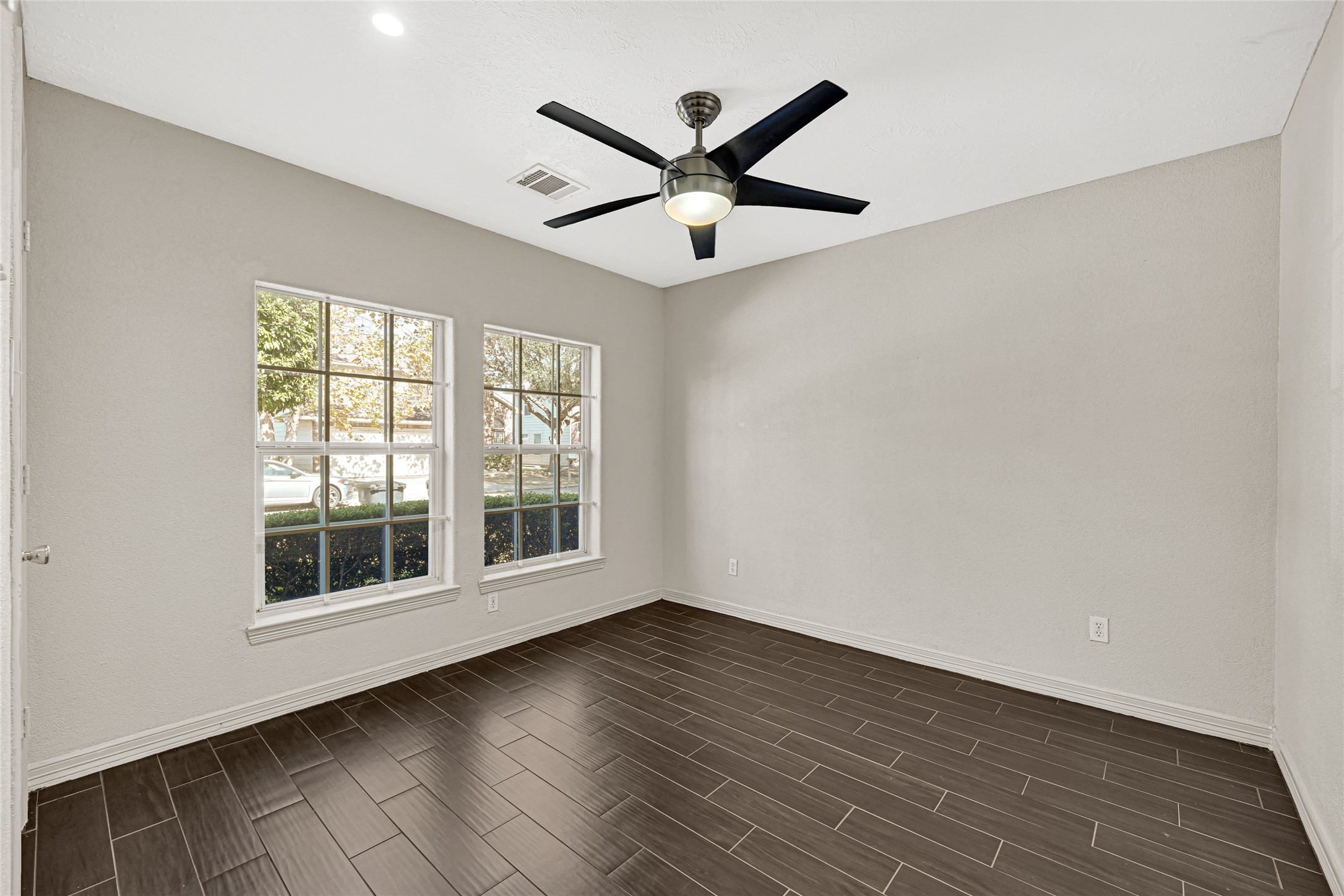8715 Bauman Road, Unit 6 Houston, TX 77022 - Photo 17 of 27 Secondary bedroom.