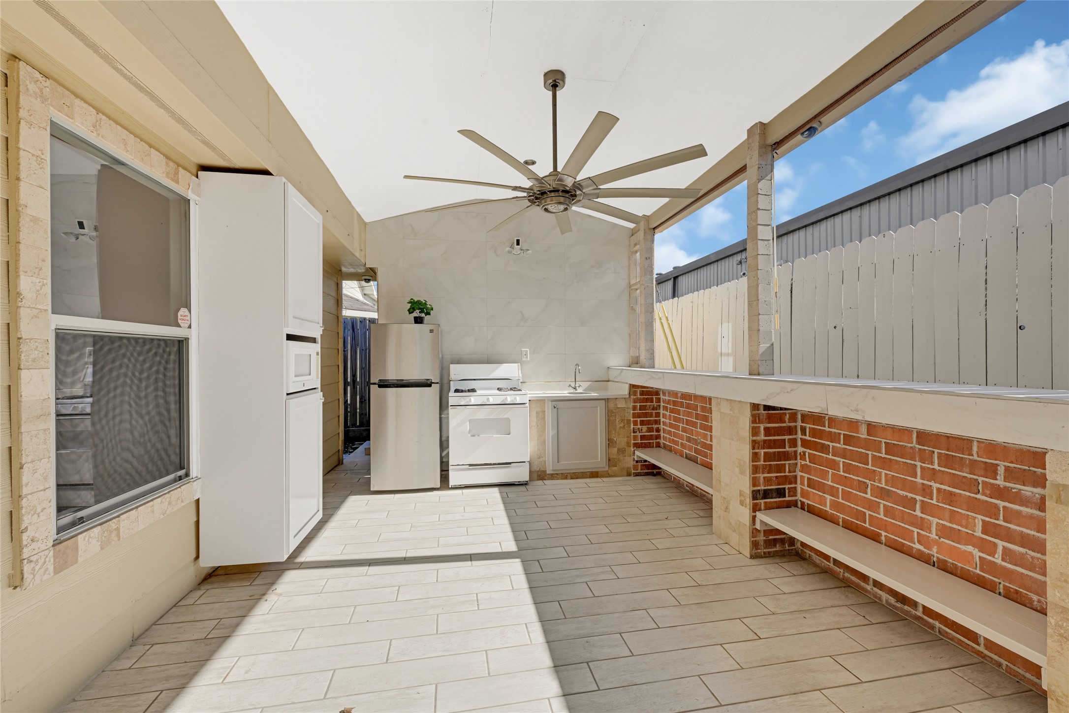 8715 Bauman Road, Unit 6 Houston, TX 77022 - Photo 26 of 27 Back yard kitchen area.