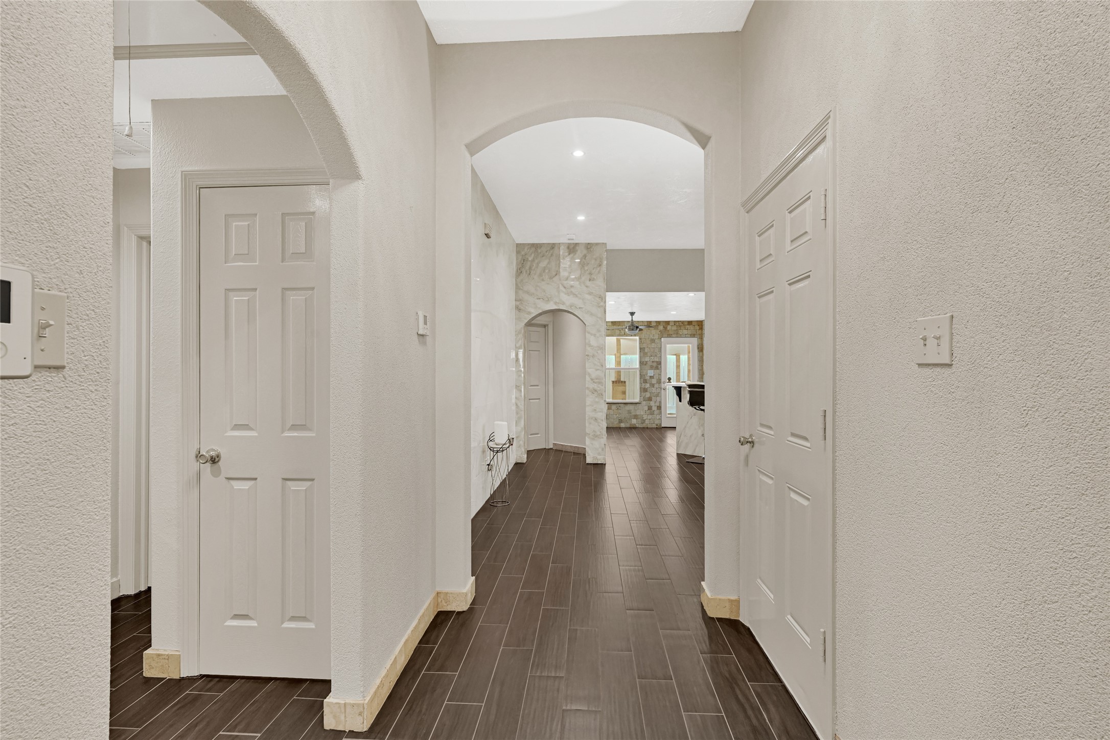 8715 Bauman Road, Unit 6 Houston, TX 77022 - Photo 4 of 27 Foyer entering home. Very spacious.
