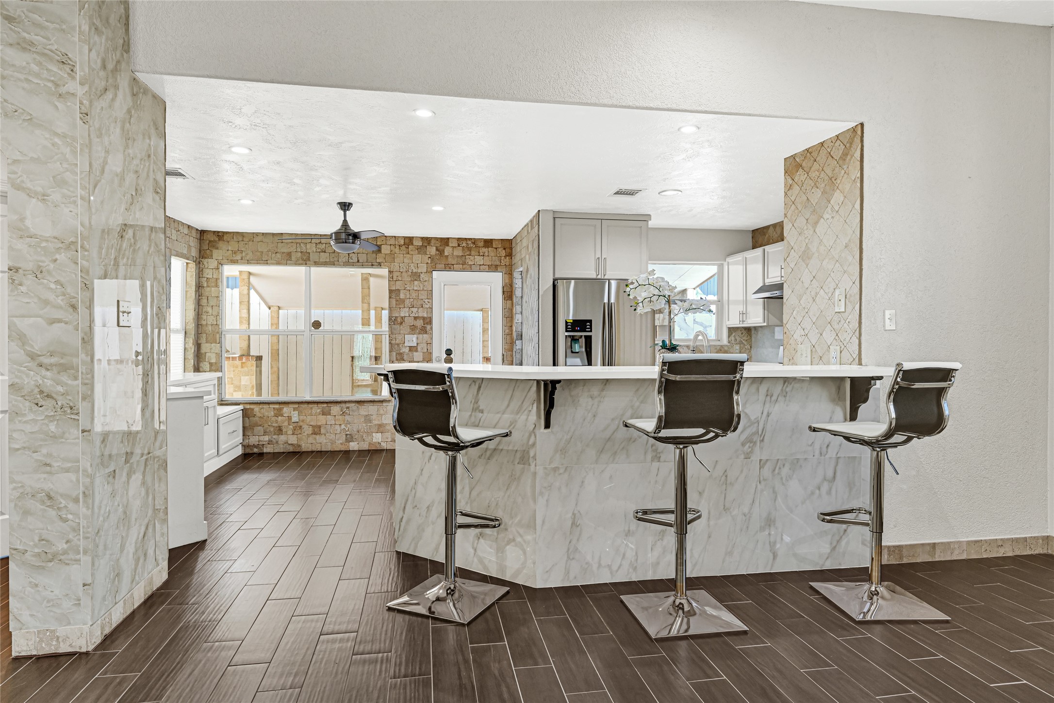 8715 Bauman Road, Unit 6 Houston, TX 77022 - Photo 7 of 27 Zoomed in view of kitchen island overlooking into living area.