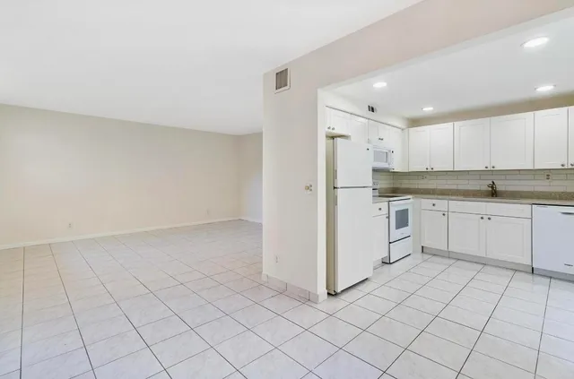 $2,000 | 115 Capri B, Delray Beach, FL 33484