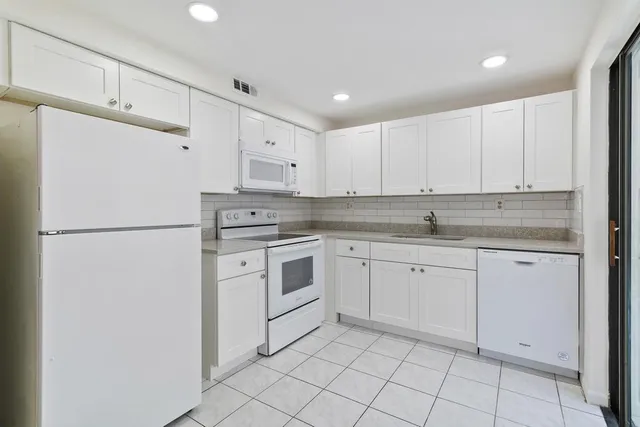 $2,000 | 115 Capri B, Delray Beach, FL 33484