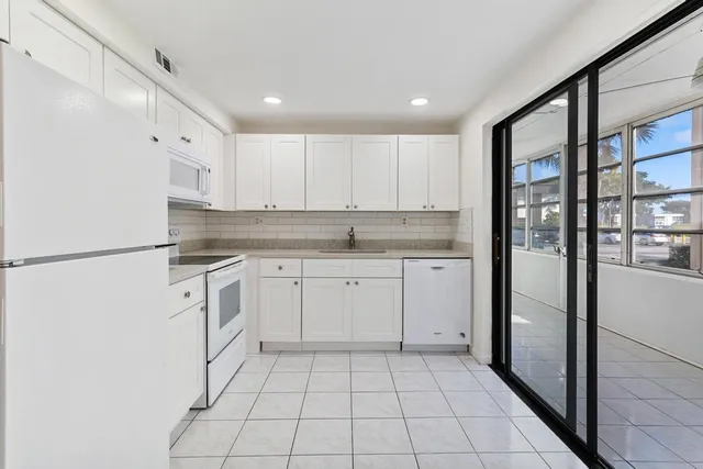 $2,000 | 115 Capri B, Delray Beach, FL 33484