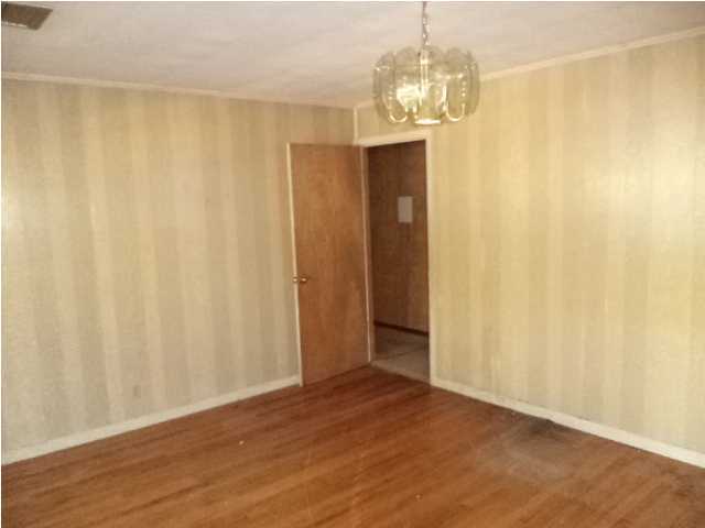 367 Cat Island Road DeFuniak Springs, FL 32433 - Photo 2 of 19 a view of a chandelier in a room
