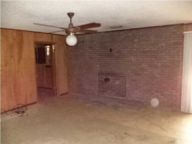 367 Cat Island Road DeFuniak Springs, FL 32433 - Photo 4 of 19 a view of an empty room
