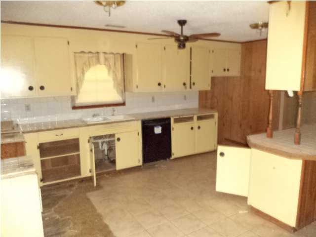 367 Cat Island Road DeFuniak Springs, FL 32433 - Photo 6 of 19 a spacious bathroom with a tub sink and mirror