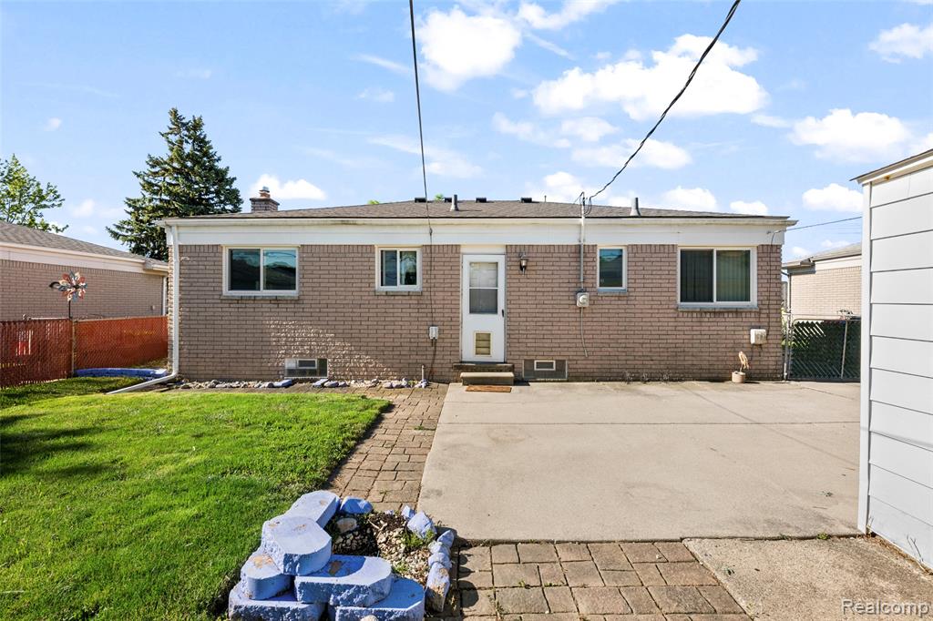 15641 Common Road Roseville, MI 48066 - Photo 8 of 32