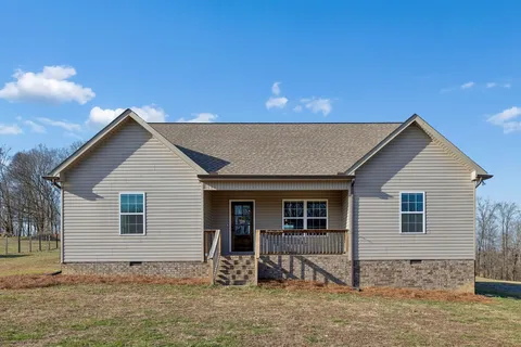 a view of a house with yard
