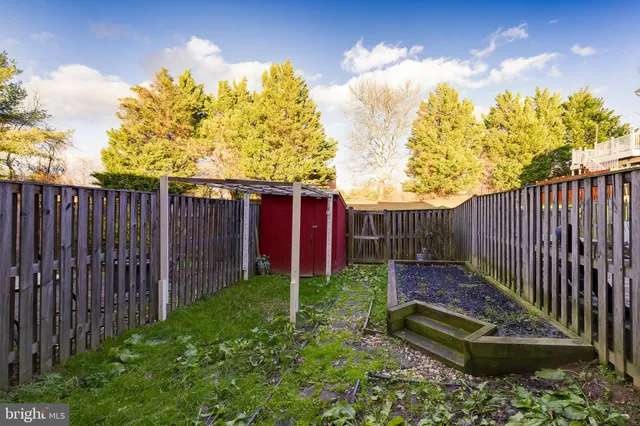 a view of a house with backyard and garden