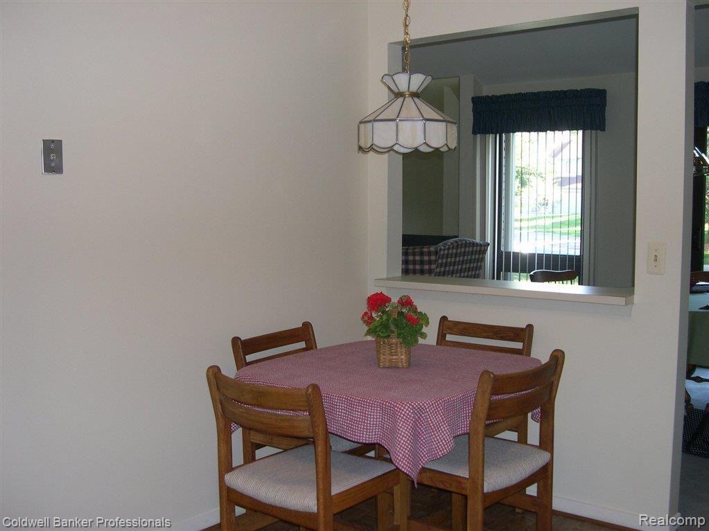 504 Plymouth Court, Unit 31 Rochester, MI 48307 - Photo 6 of 21 Eating Area.JPG