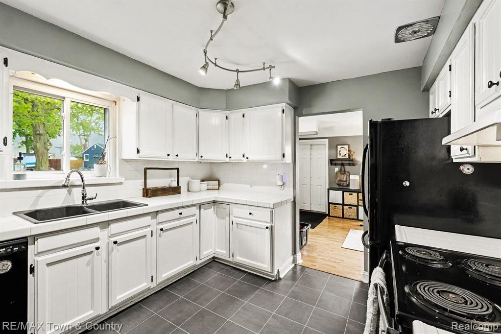207 Labian Drive Flushing, MI 48433 - Photo 7 of 25