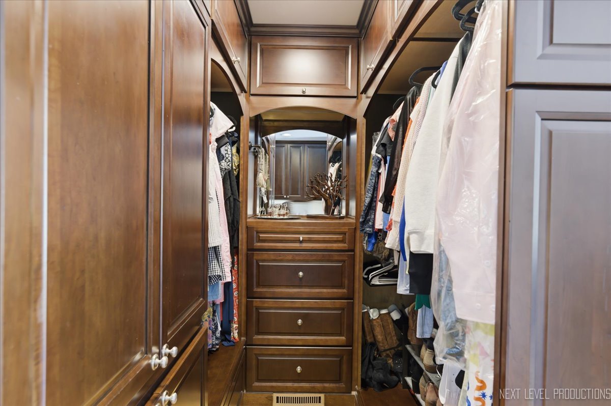 1914 North Ridge Avenue Arlington Heights, IL 60004 - Photo 23 of 50 a view of closet