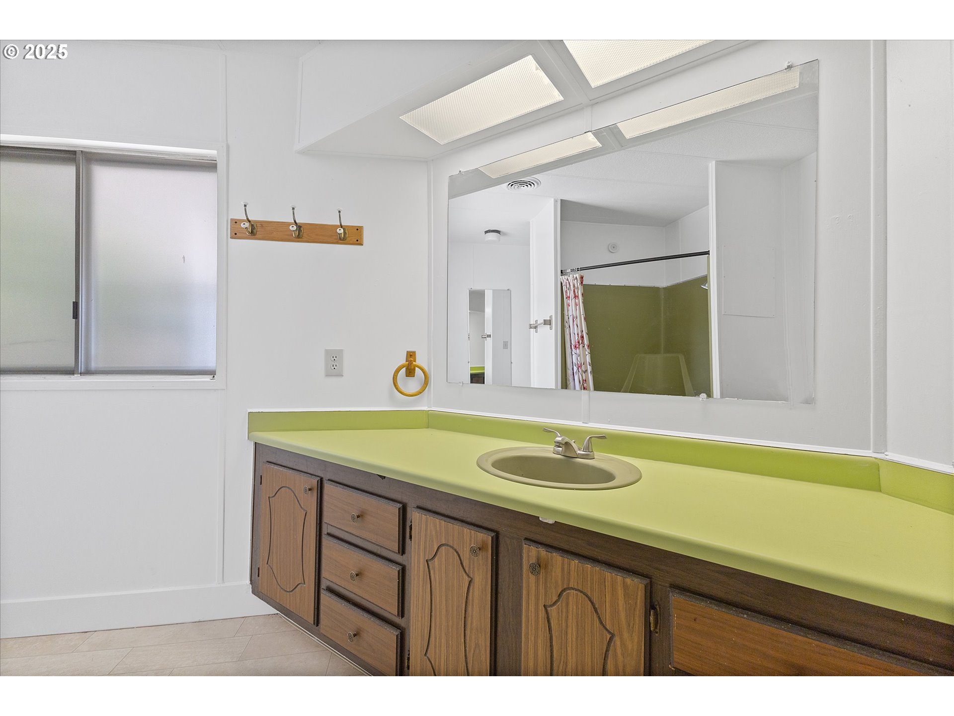 2902 East 2nd Street, Unit 110 Newberg, OR 97132 - Photo 14 of 29 a bathroom with a sink and a mirror