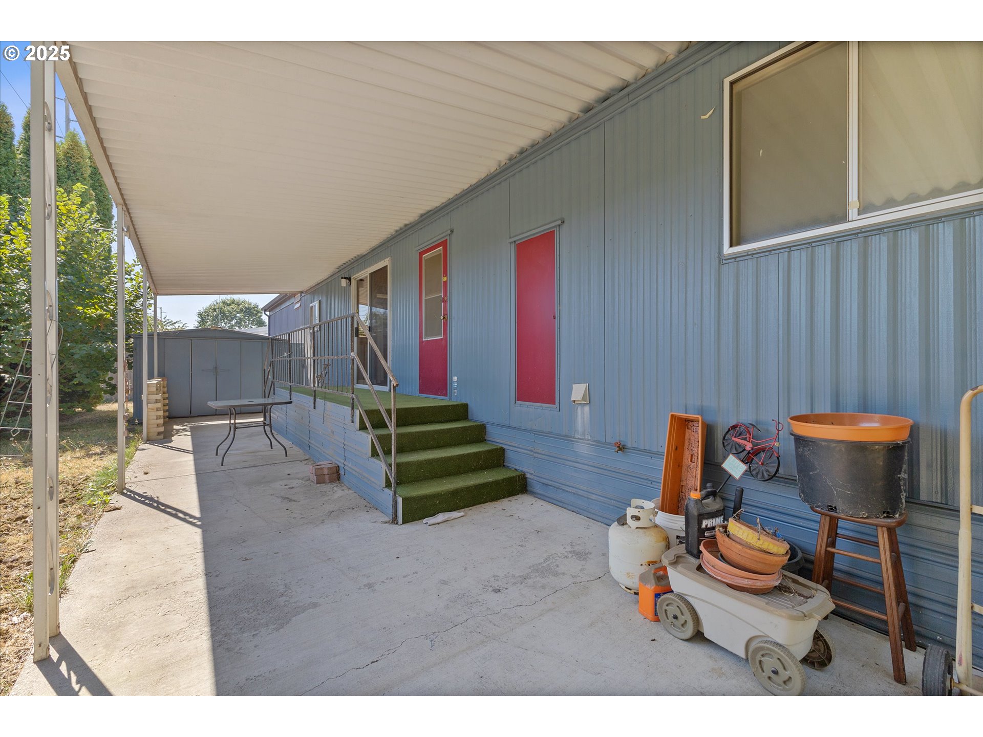 2902 East 2nd Street, Unit 110 Newberg, OR 97132 - Photo 25 of 29 a backyard of a house with table and chairs