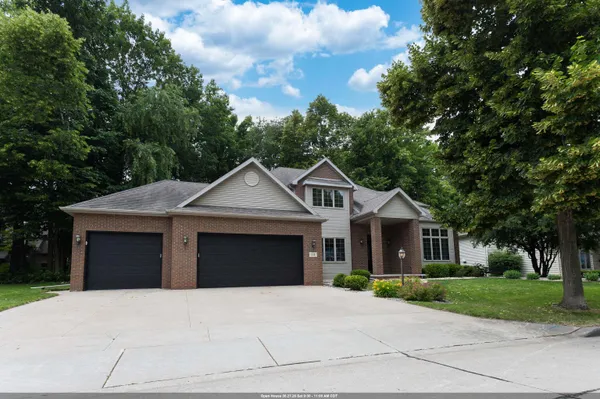 $635,000 | 59 Brentwood Lane, Appleton, WI 54915