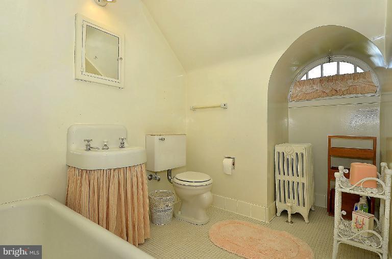 100 Witherspoon Road Baltimore, MD 21212 - Photo 14 of 30 Upper 2 Bath/1 of total 5 full, 2 half baths