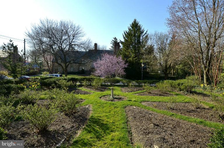 100 Witherspoon Road Baltimore, MD 21212 - Photo 15 of 30 Gorgeous Maze garden and mature plantings