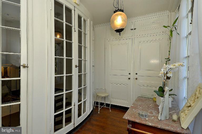 100 Witherspoon Road Baltimore, MD 21212 - Photo 27 of 30 Glass Overlook Room includes large linen closet