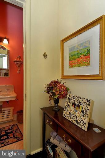 100 Witherspoon Road Baltimore, MD 21212 - Photo 5 of 30 Powder room & closet