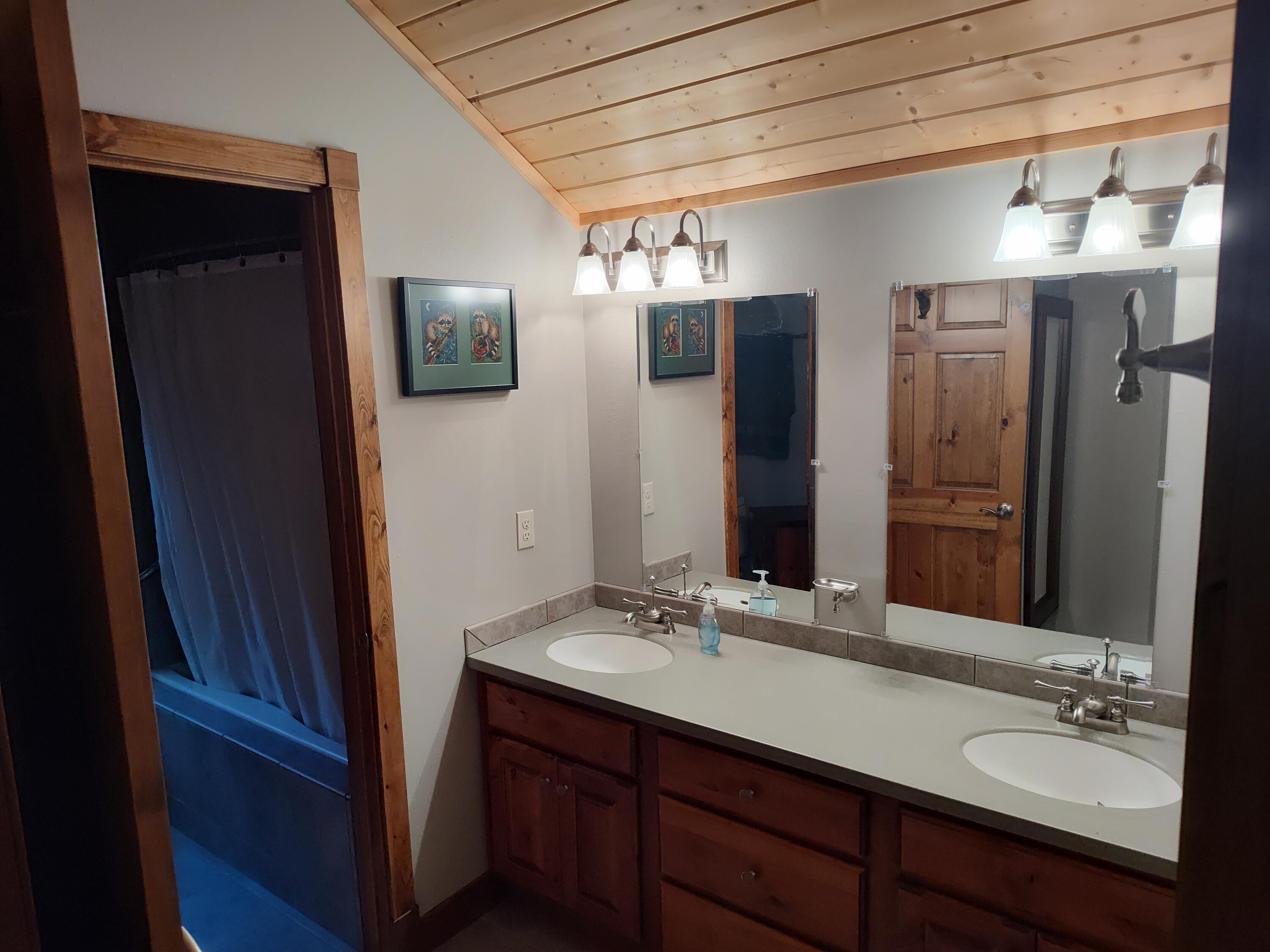 45 Blacktooth Road Sheridan, WY 82801 - Photo 36 of 47 Upper level bathroom