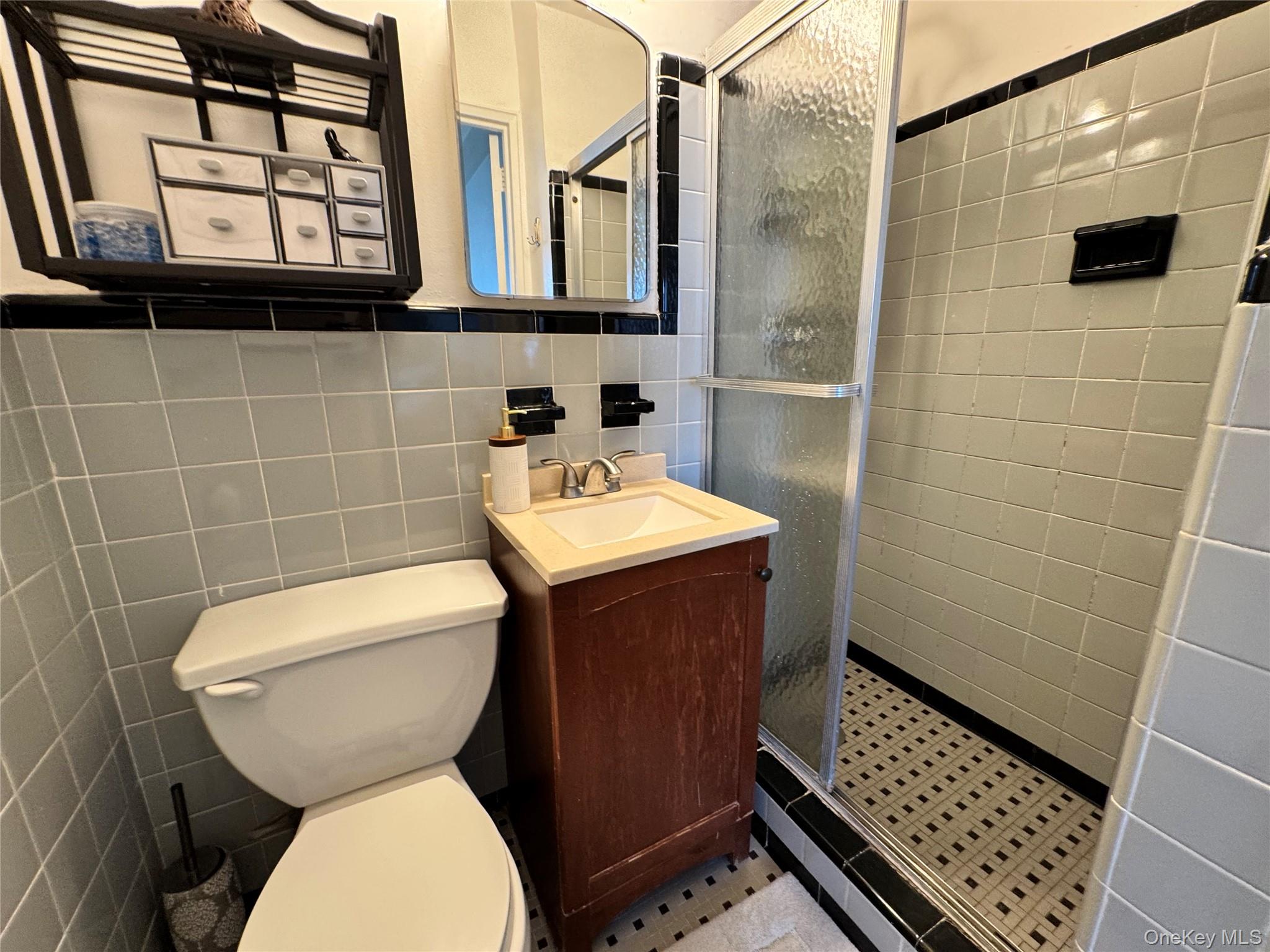 5500 Fieldston Road, Unit 3DD Bronx, NY 10471 - Photo 12 of 24 a bathroom with a toilet and a shower