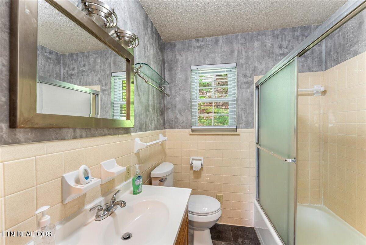 1004 Murphy Road Sevierville, TN 37862 - Photo 19 of 25 19-1st bath A1