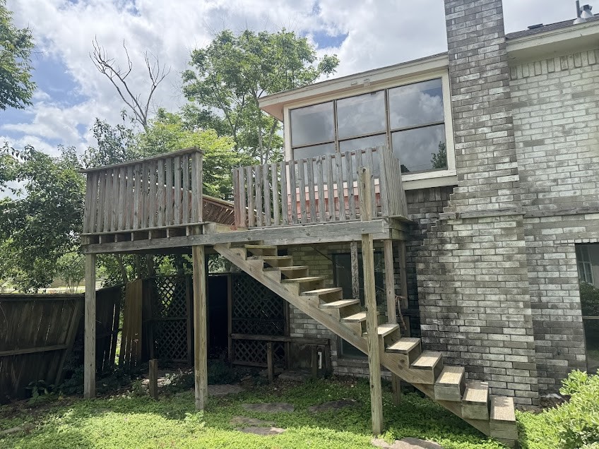 5407 Victoria Drive Rosharon, TX 77583 - Photo 18 of 23 a view of a backyard with plants and wooden fence