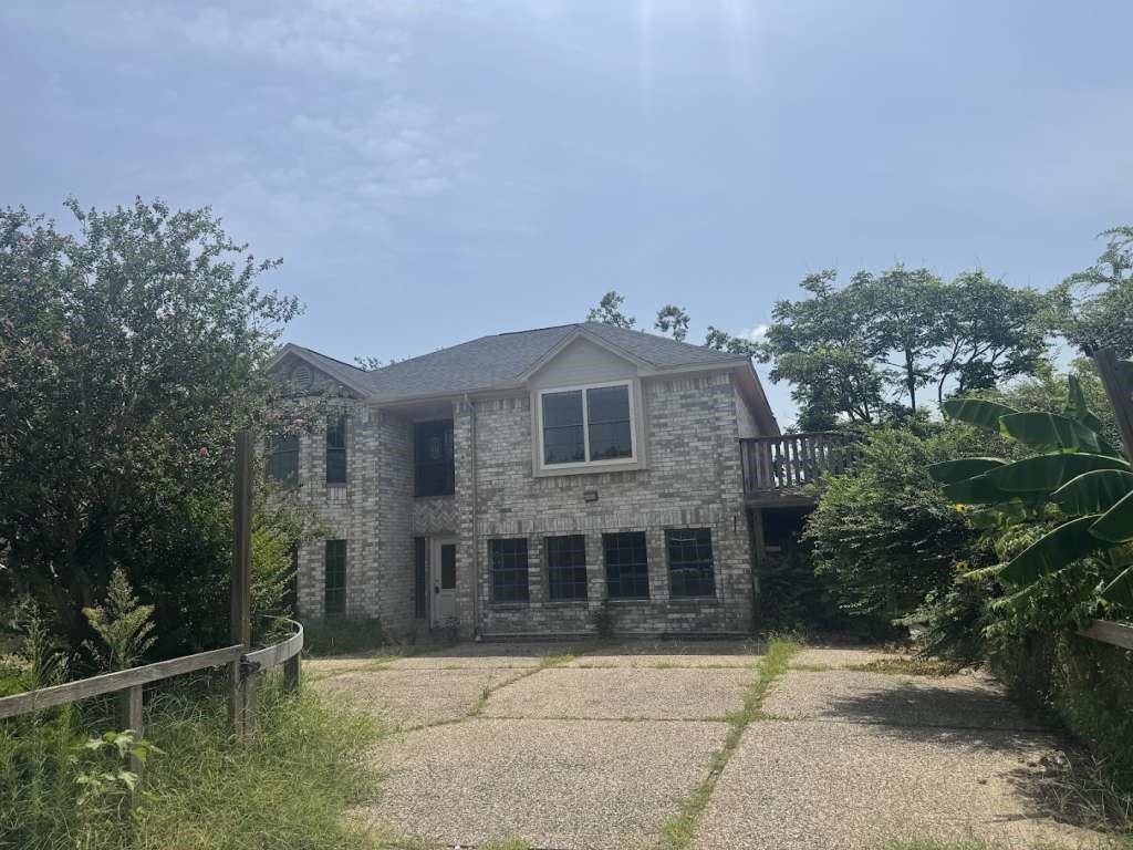 5407 Victoria Drive Rosharon, TX 77583 - Photo 2 of 16 a front view of a house with a yard