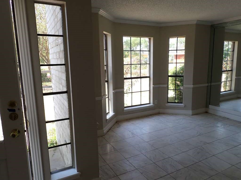 5407 Victoria Drive Rosharon, TX 77583 - Photo 8 of 16 an empty room with windows and closet