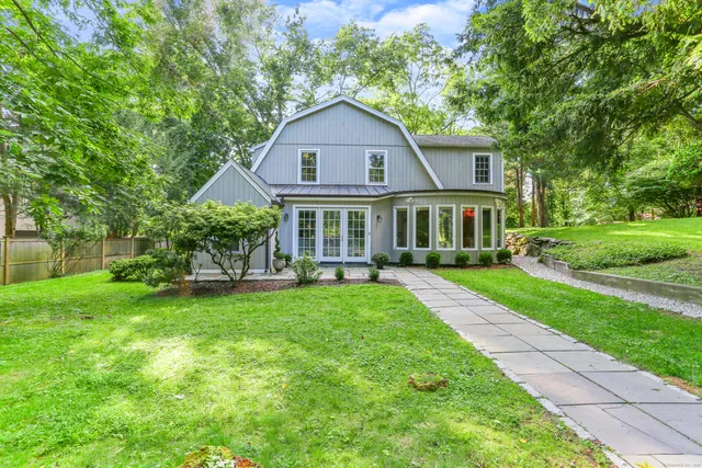 a view of a house with a yard