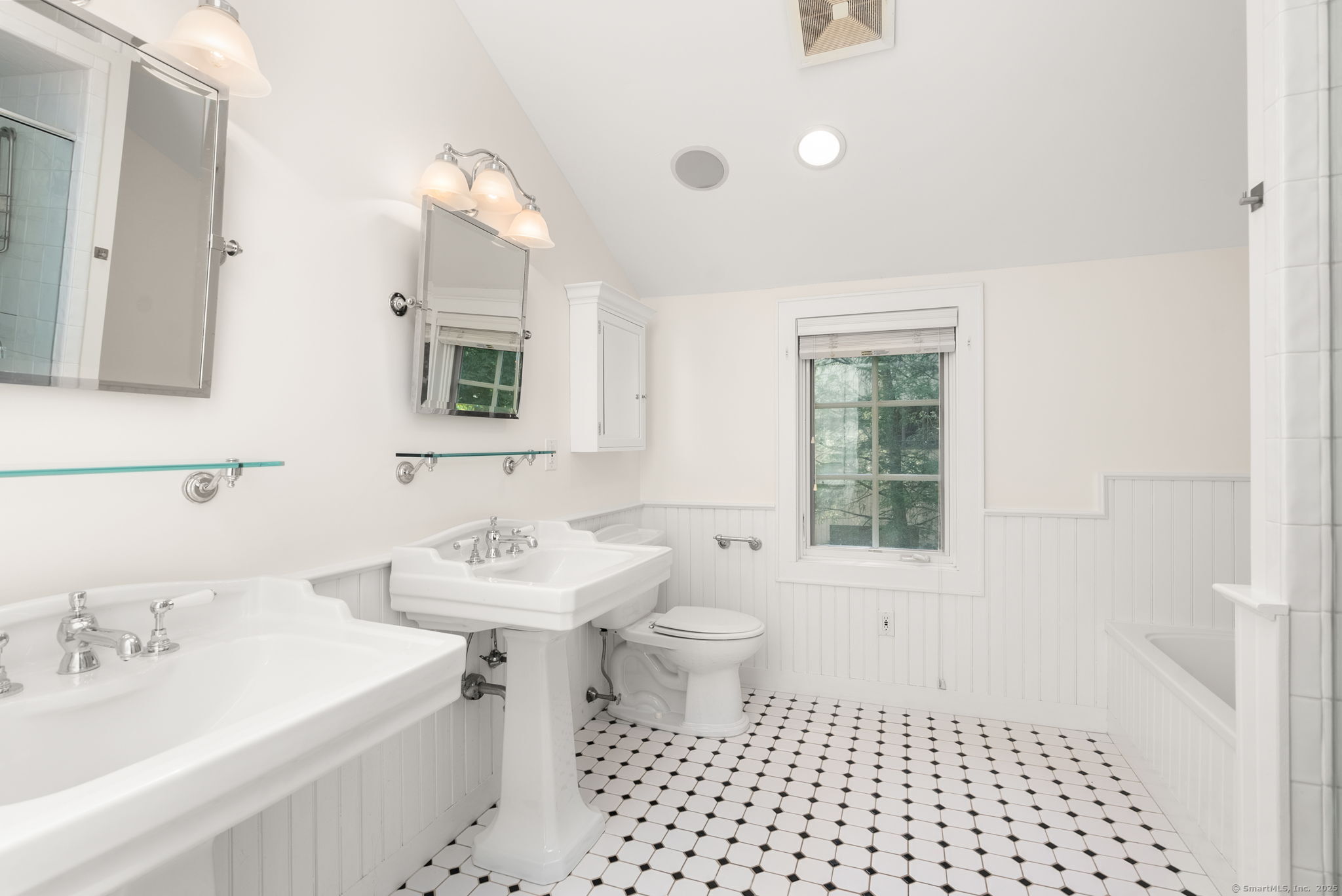 112 Hillspoint Road Westport, CT 06880 - Photo 23 of 36 Primary Bathroom