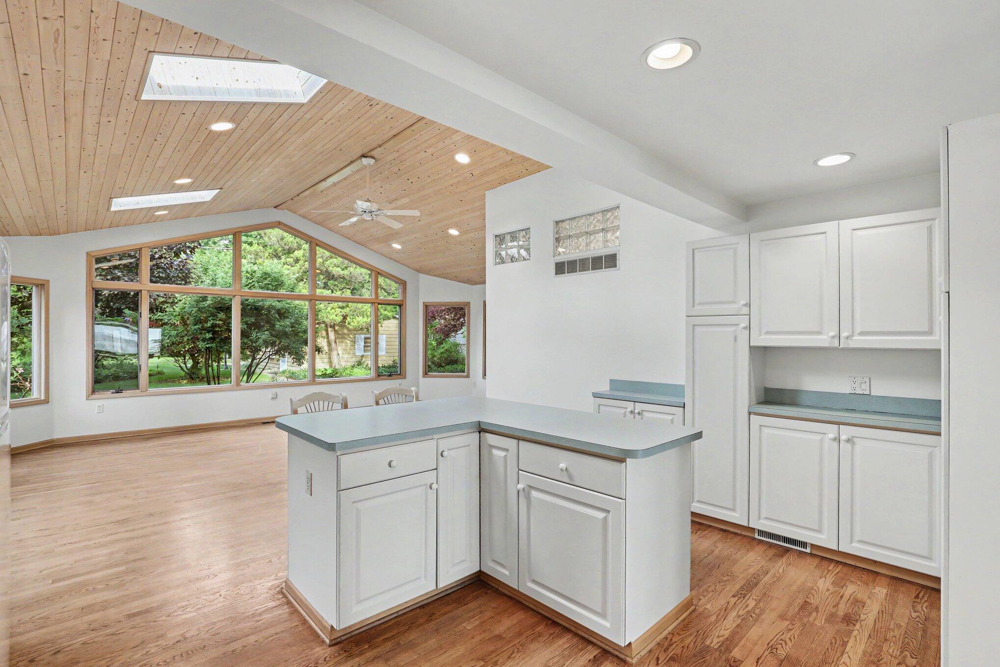 6458 Lakeshore Road Fort Gratiot, MI 48059 - Photo 6 of 36 008_file_1386