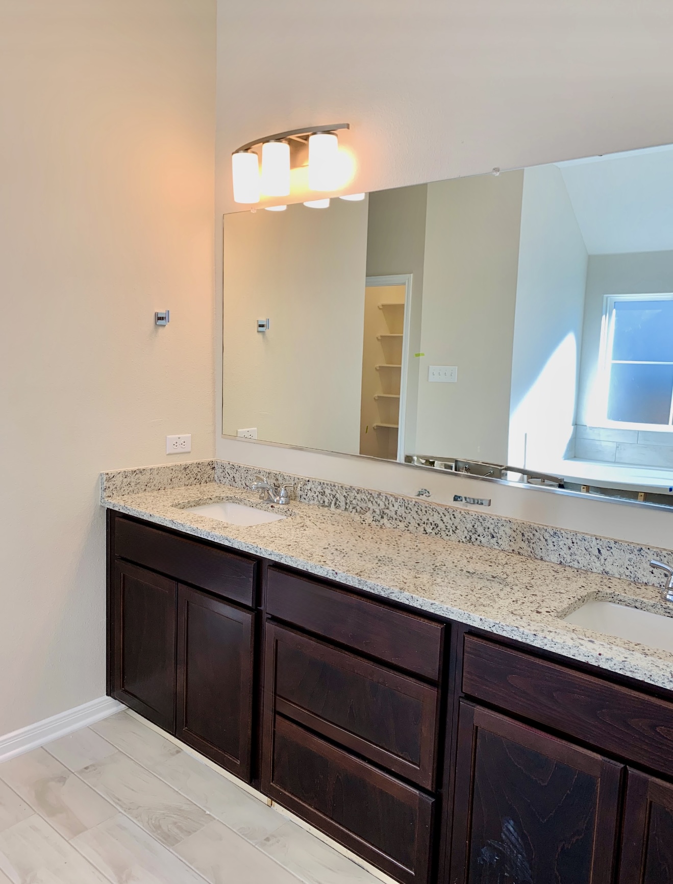 808 Fallbrook Drive Temple, TX 76502 - Photo 10 of 36 Full bathroom featuring double vanity