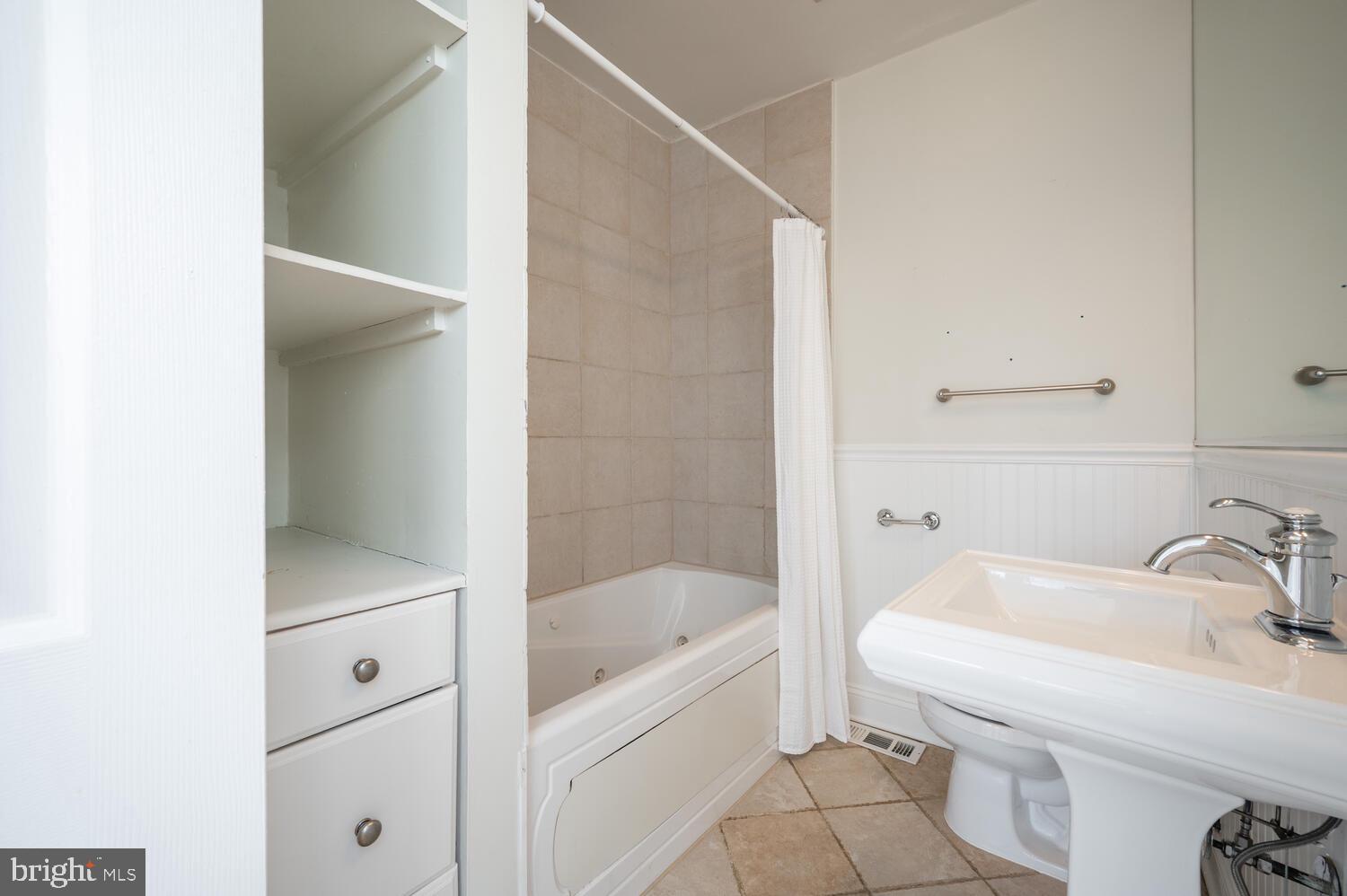 613 14th Place Northeast Washington, DC 20002 - Photo 18 of 31 a bathroom with a bathtub and a sink