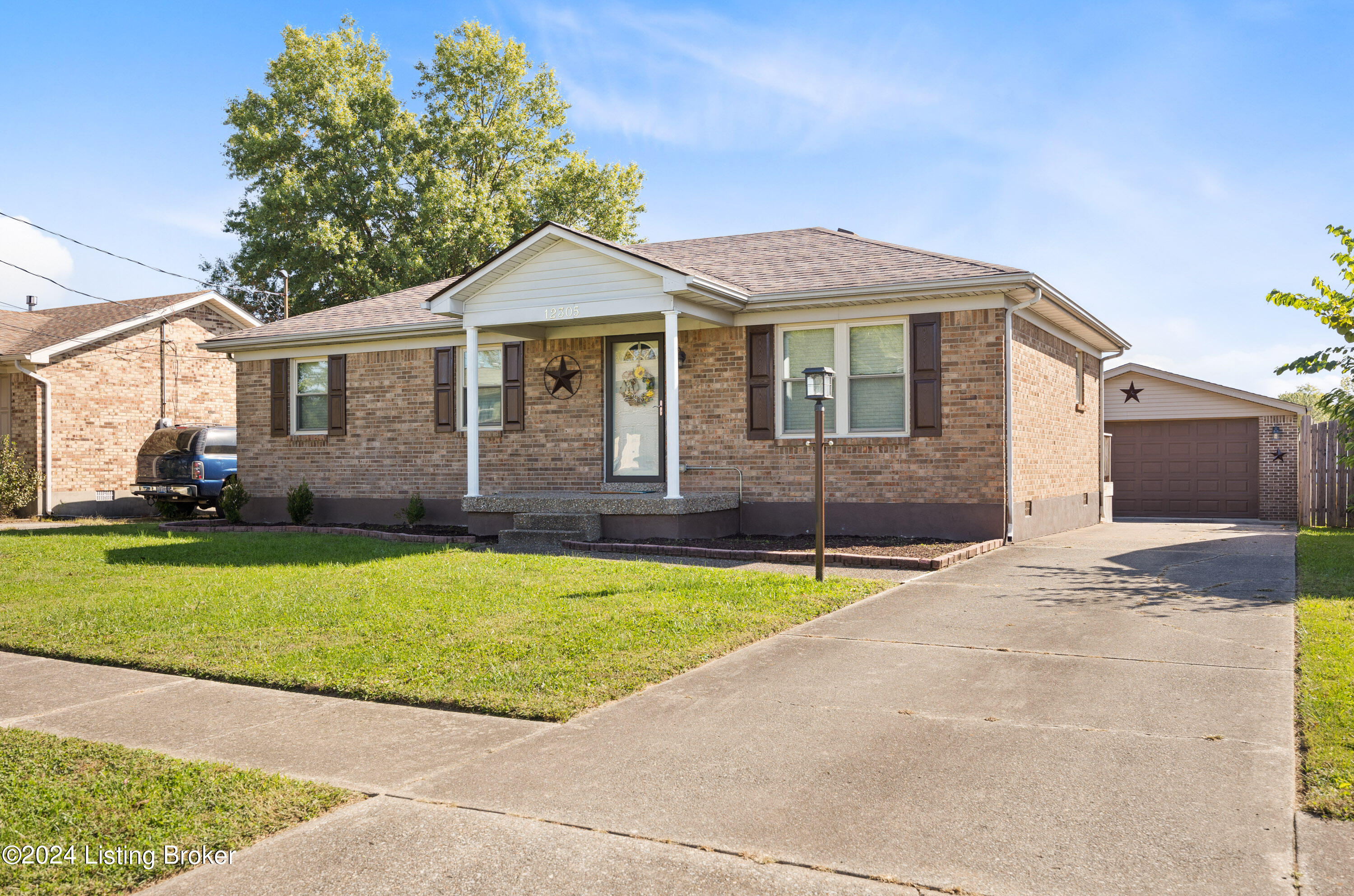 12305 Ridgemont Road Louisville, KY 40229 - Photo 2 of 28 002
