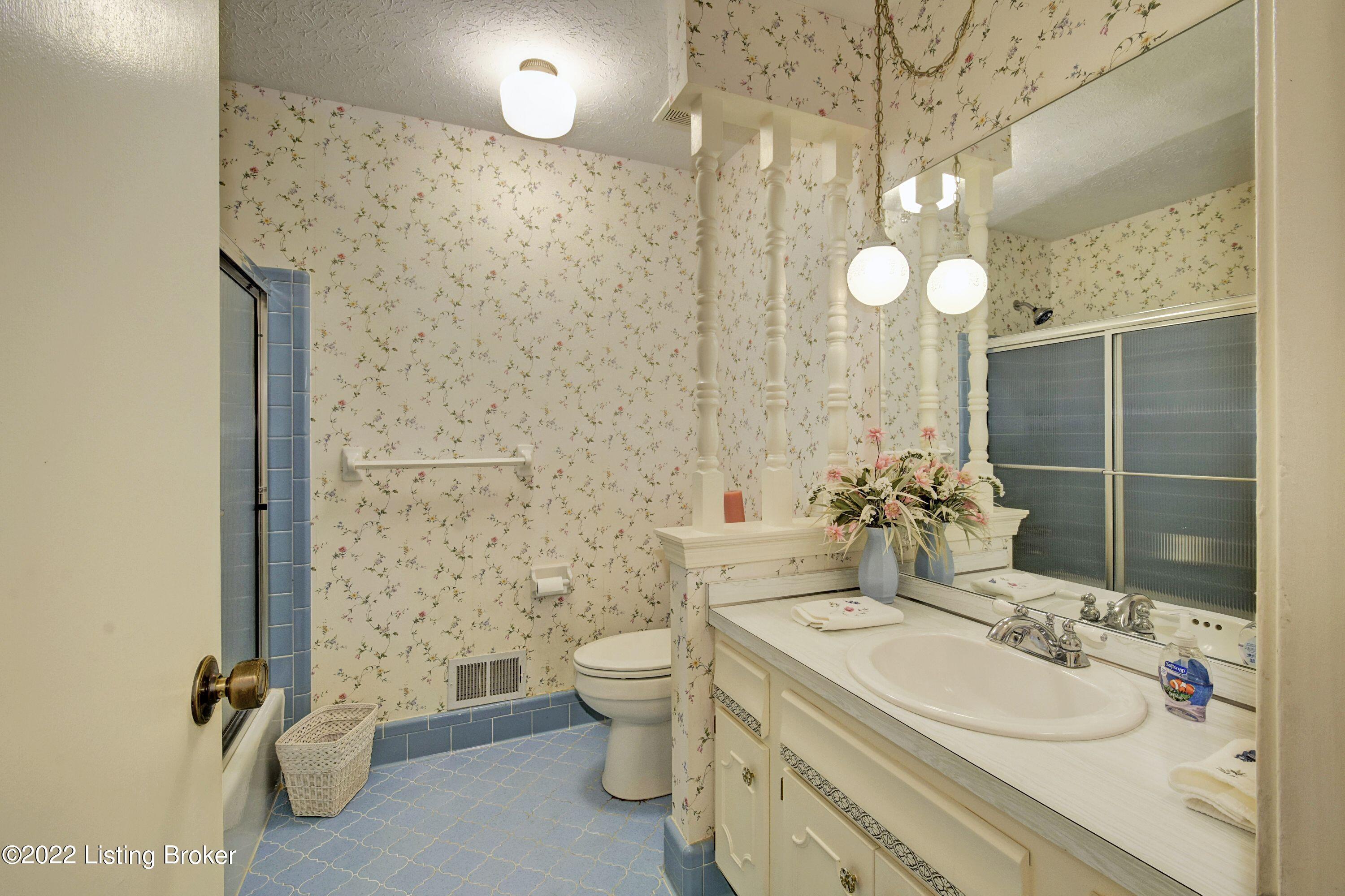 6707 Windhurst Road Louisville, KY 40207 - Photo 21 of 36 Guest Bath