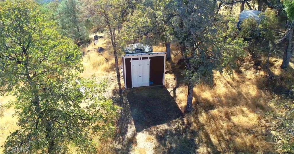 5341 Paddy Hill Road Mariposa, CA 95338 - Photo 6 of 20 a backyard of a house with lots of green space