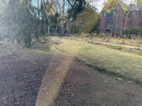 a view of a yard with a house