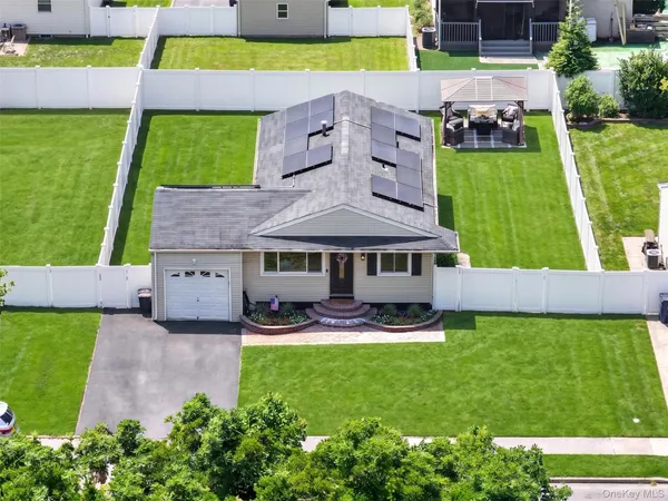 $670,000 | 50 Lantern Street, Huntington, NY 11743
