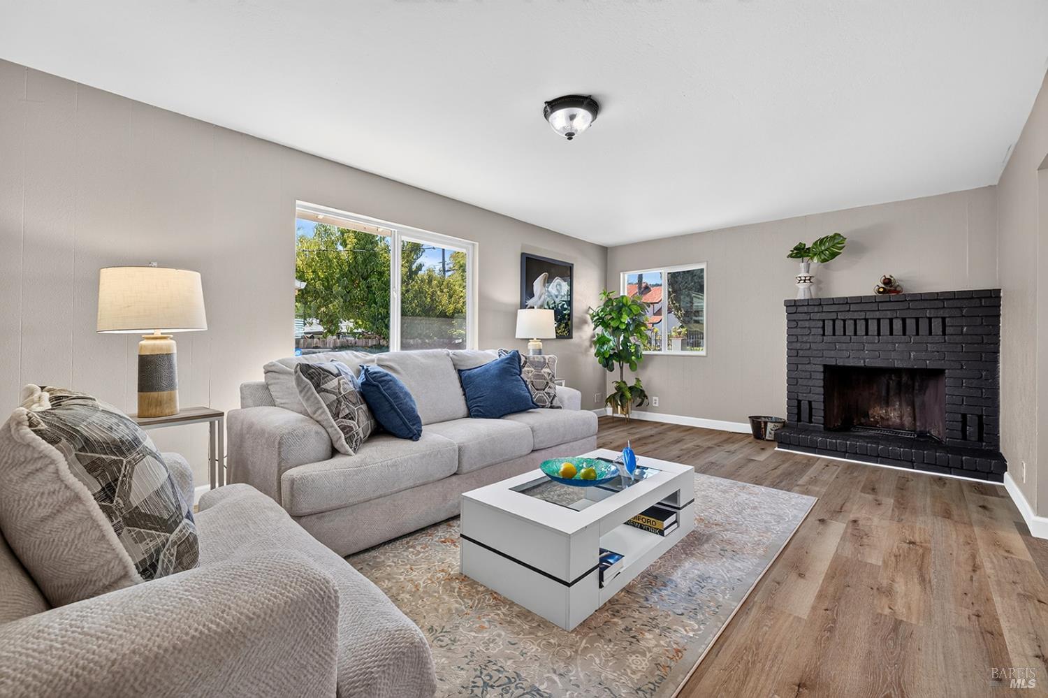 31604 McCray Road Cloverdale, CA 95425 - Photo 8 of 59 Spacious living room