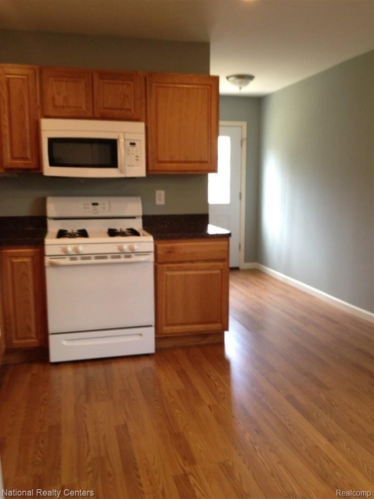 5440 Inkster Road West Bloomfield, MI 48323 - Photo 5 of 8 Kitcen