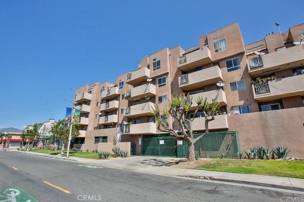 450 East 4th Street, Unit 423 Santa Ana, CA 92701 - Photo 2 of 28 Great downtown location