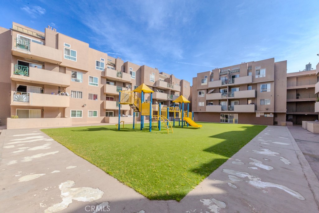 450 East 4th Street, Unit 423 Santa Ana, CA 92701 - Photo 21 of 28 Tot lot